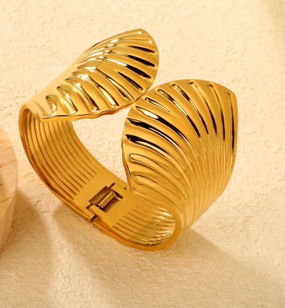 Shell-Shaped Wavy Textured Cuff Bangle