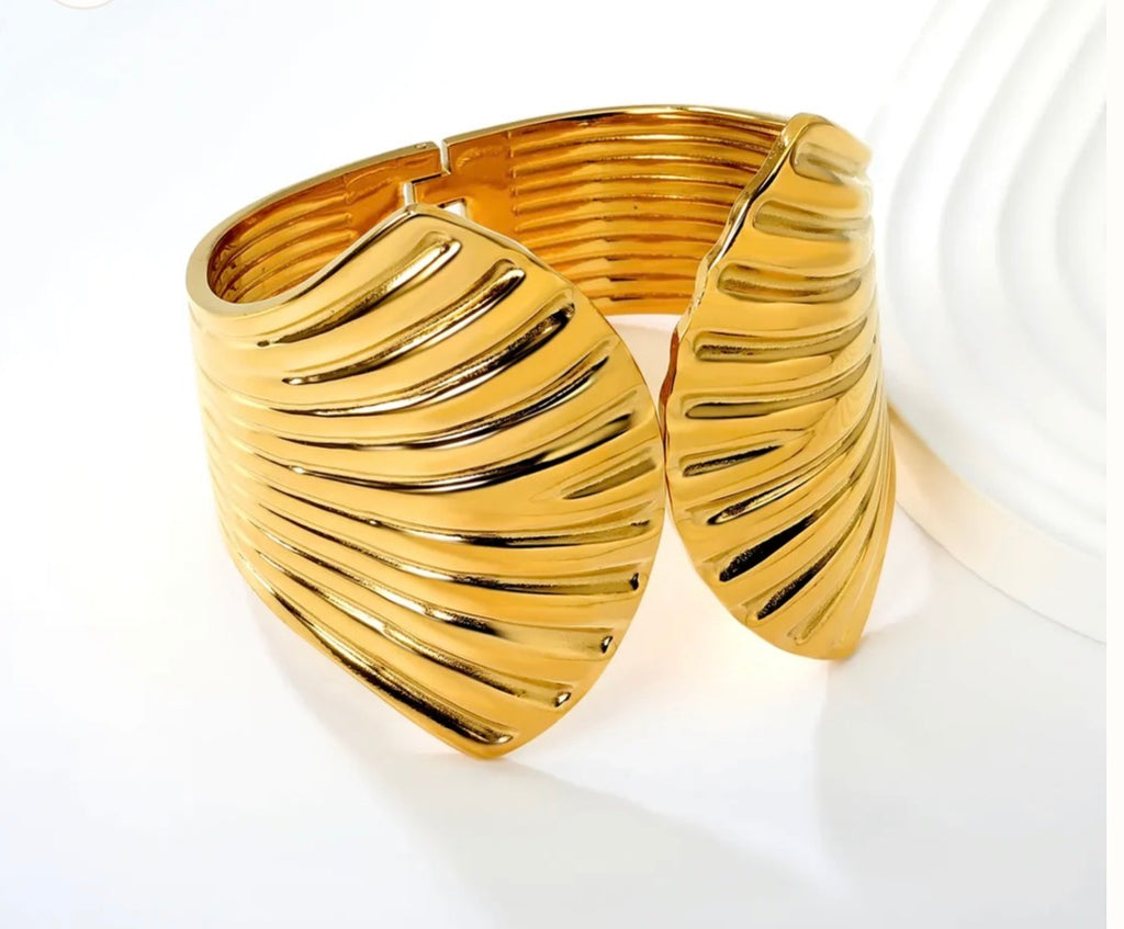 Shell-Shaped Wavy Textured Cuff Bangle